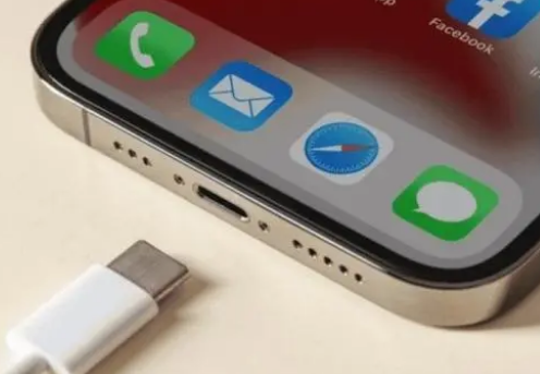 榆次苹果15维修分享iPhone15改USB-C接口后能和安卓用户互借充电器吗 